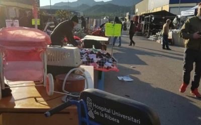 Se vende material del Hospital de La Ribera en el mercadillo de Corbera